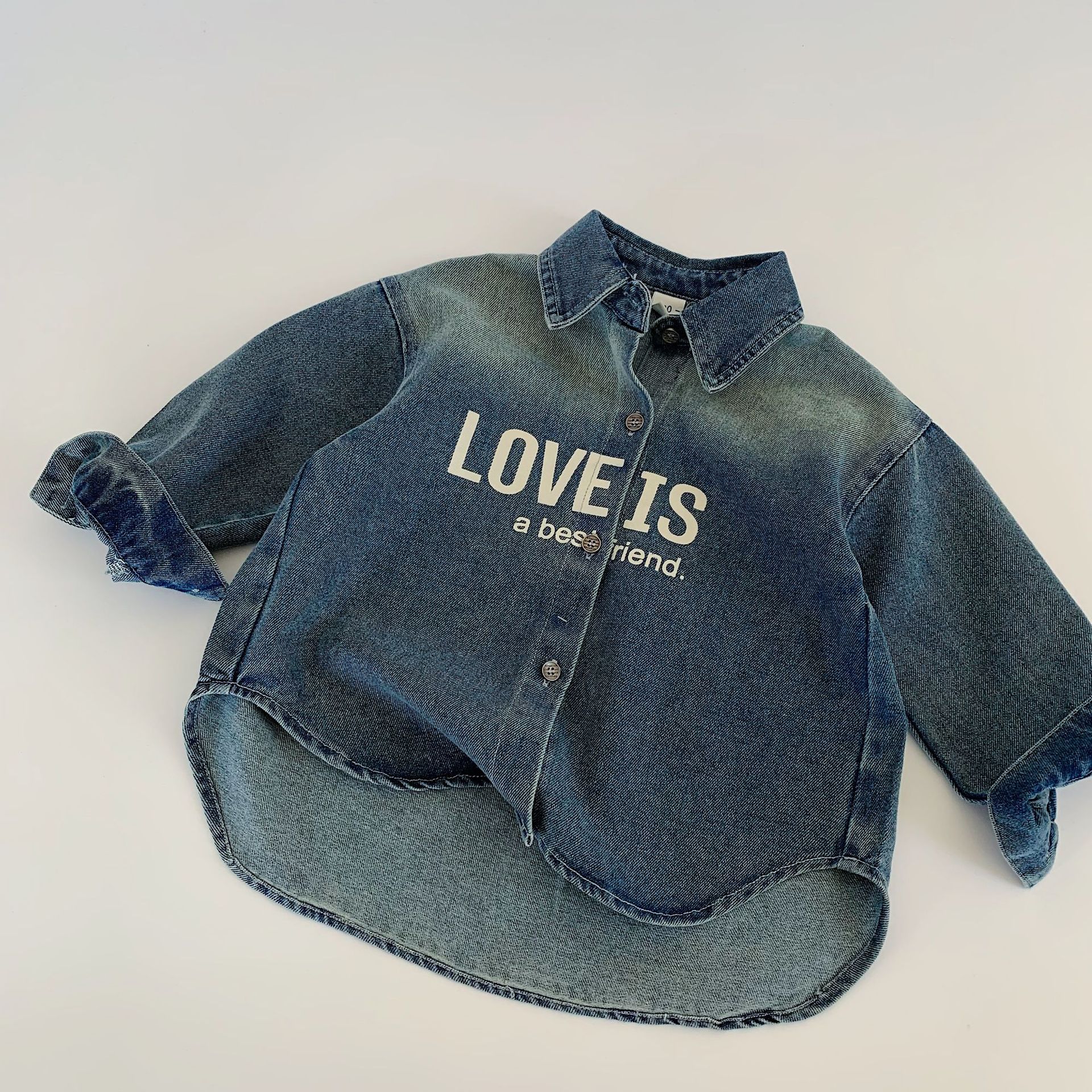 Camisas infantiles de Mai Bao 2025 otoño novedades retro jeans con solapa ropa infantil camisa de letras generales