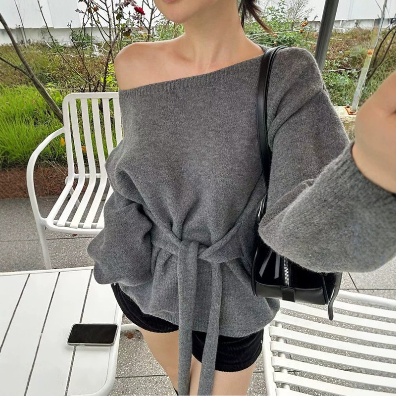 Korean-style, relaxed-fit knit sweater with a cinched waist and tie detail, designed to create a slimming effect, new autumn/winter collection, one-shoulder design, and a collarbone-revealing neckline