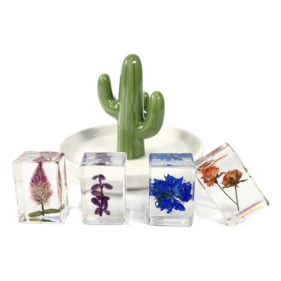 Aiwei marca hecha a mano de resina epoxi flor seca libro ciudad transparente ámbar flor seca espécimen Venta caliente nuevo producto en atracciones turísticas
