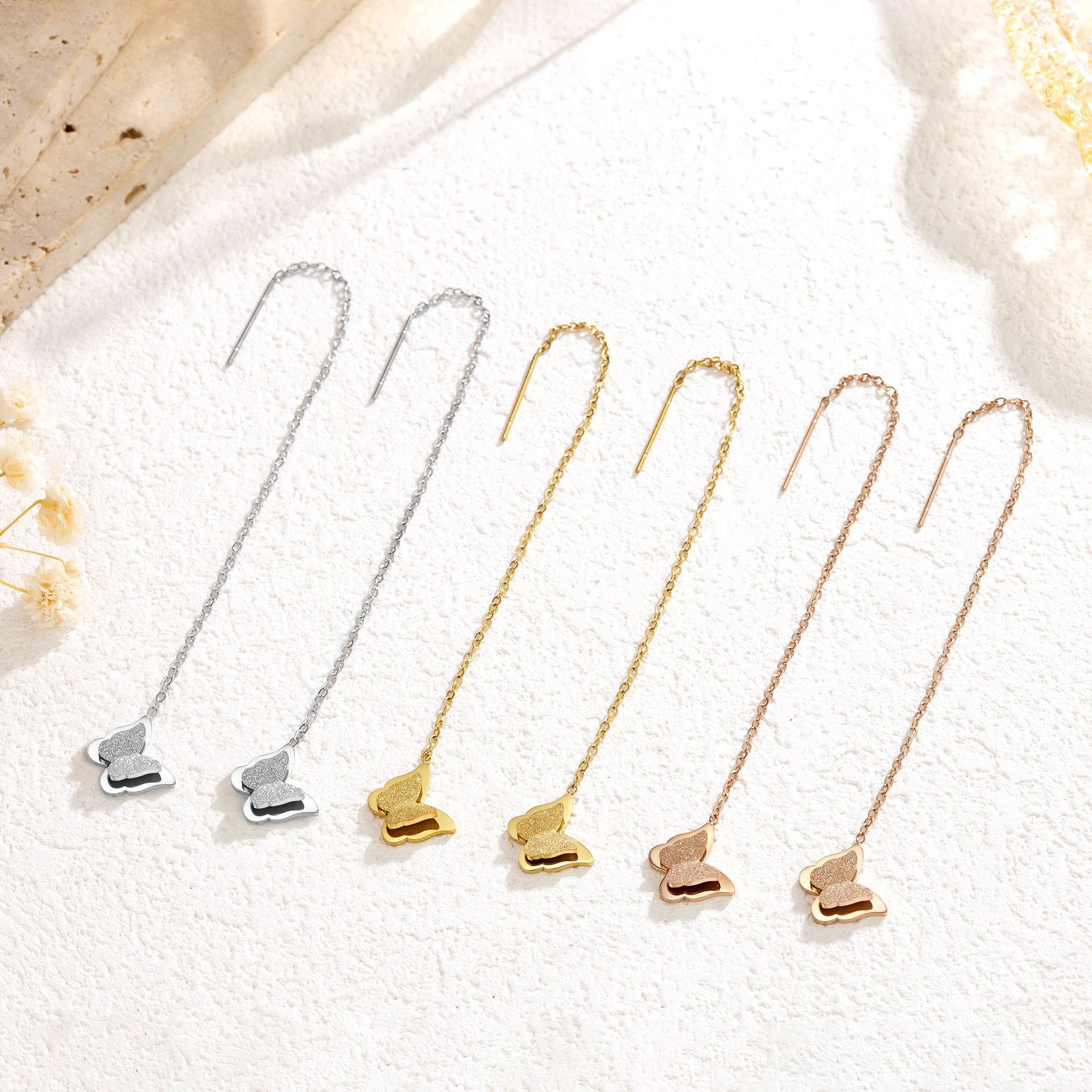 2025 nuevo estilo de moda pequeña mariposa borda pendientes de orejas de alta calidad temperamento dorado pernos de acero de titanio para mujeres image 2