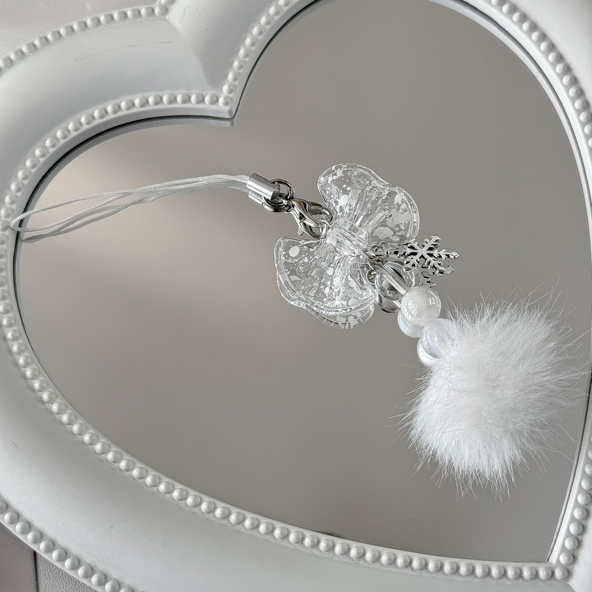 [Winter romance] New snowflake fur ball pendant clear bow mobile phone chain decorative hanging chain key chain
