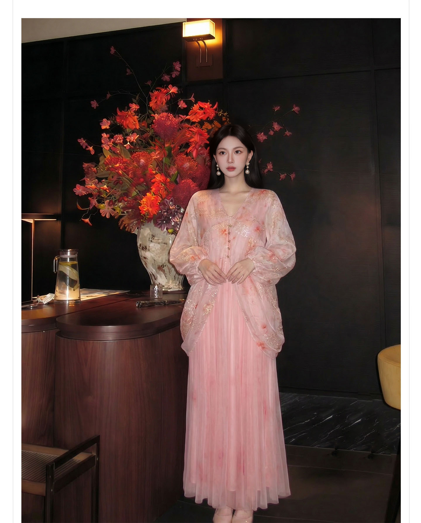 Đầm maxi nữ thắt eo phong cách tân cổ điển, cổ xẻ tà, tay ngắn, họa tiết hoa nhí trên vải voan lưới, thêu kim tuyến và cúc bọc vải — màu hồng chi tiết 12