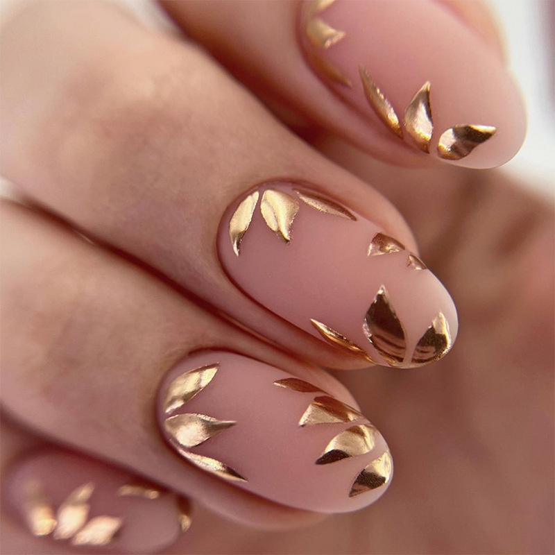 Autumn and Winter manicure Brown manicure short oval frosted golden leaves fake nail finished patch nails