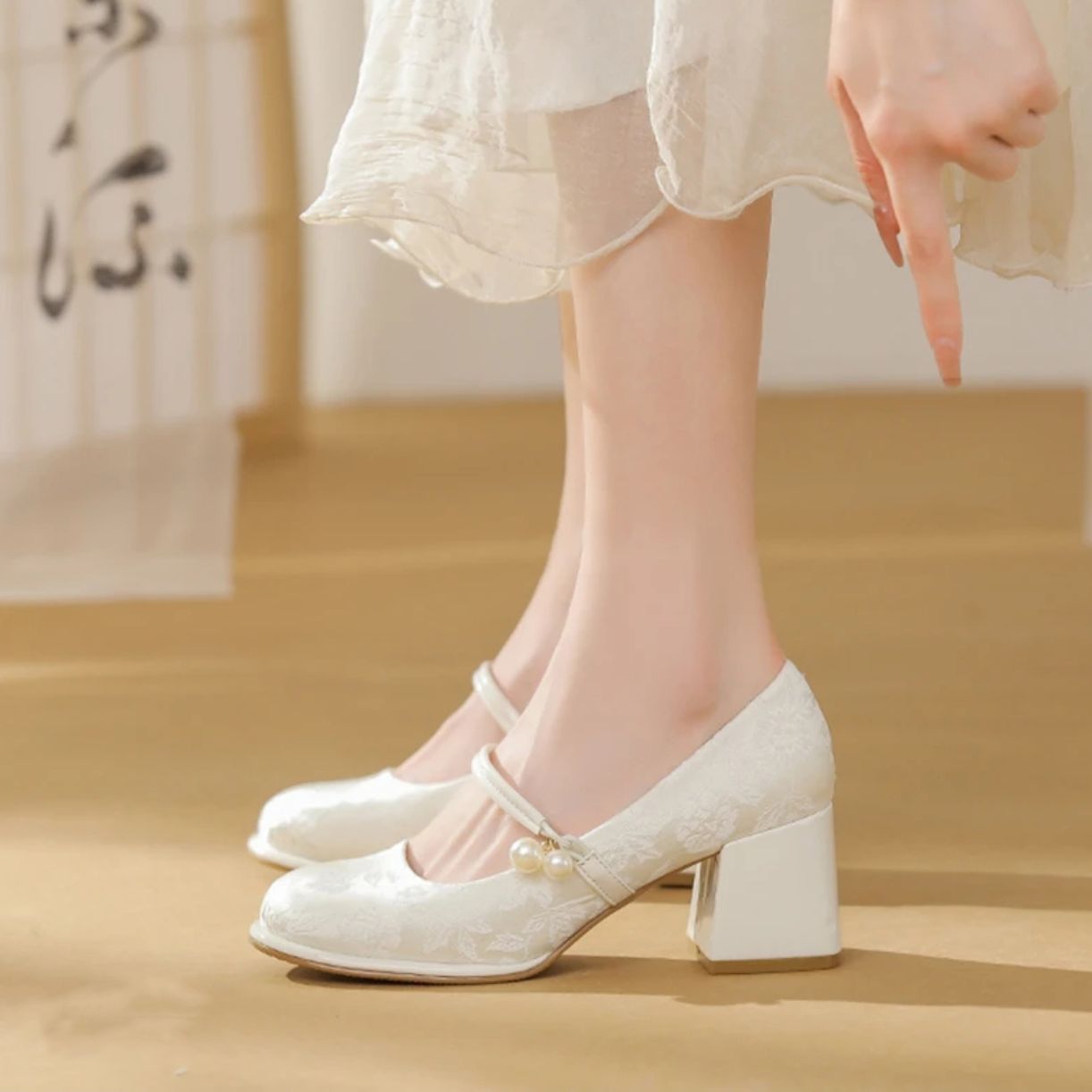 Cheongsam Guofeng Marizhen zapatos de mujer 2026 zapatos de cabeza cuadrada de primavera de mujer nuevos zapatos chinos de tacón alto suaves zapatos de dama de honor