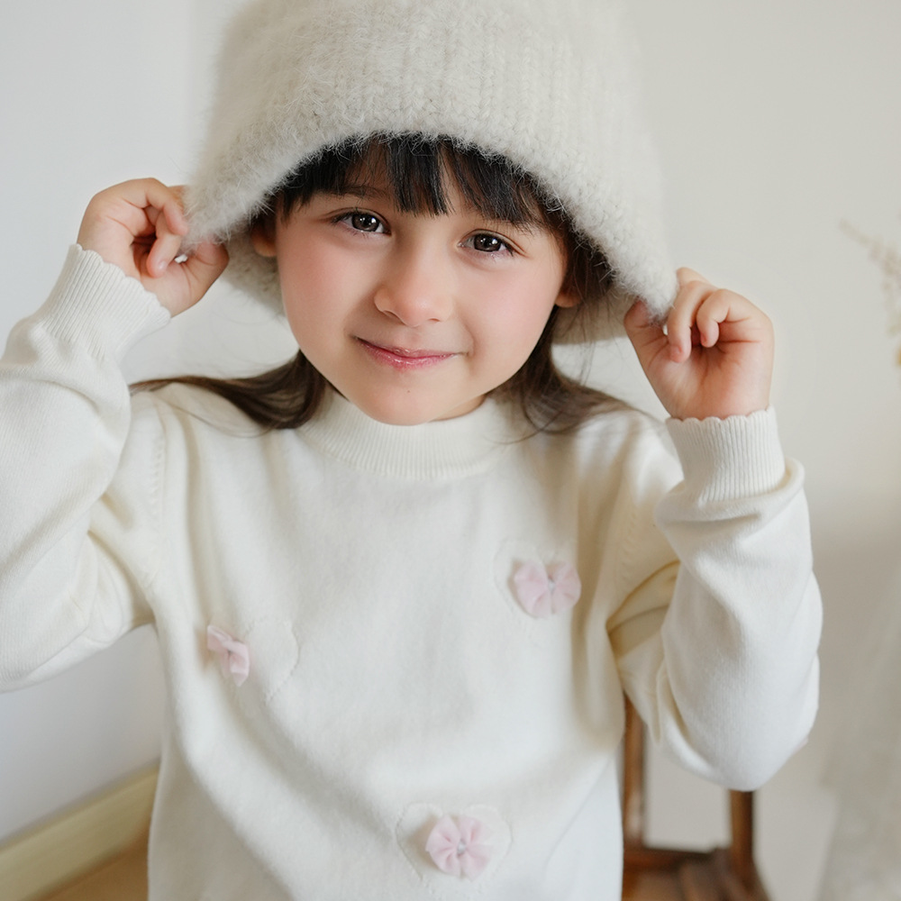 2024 nuevo estilo coreano de otoño y invierno cuello redondo amor arco niñas camisa de punto fondo suéter de niños pequeños al por mayor