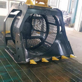 挖机改装旋转筛沙斗 工程用土石筛分破碎斗 矿山沙土筛分设备