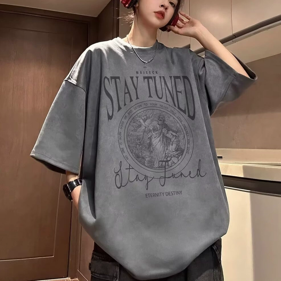 メンズスエード半袖Tシャツ、ルーズレタープリント、カジュアルラウンドネック、2024トレンド