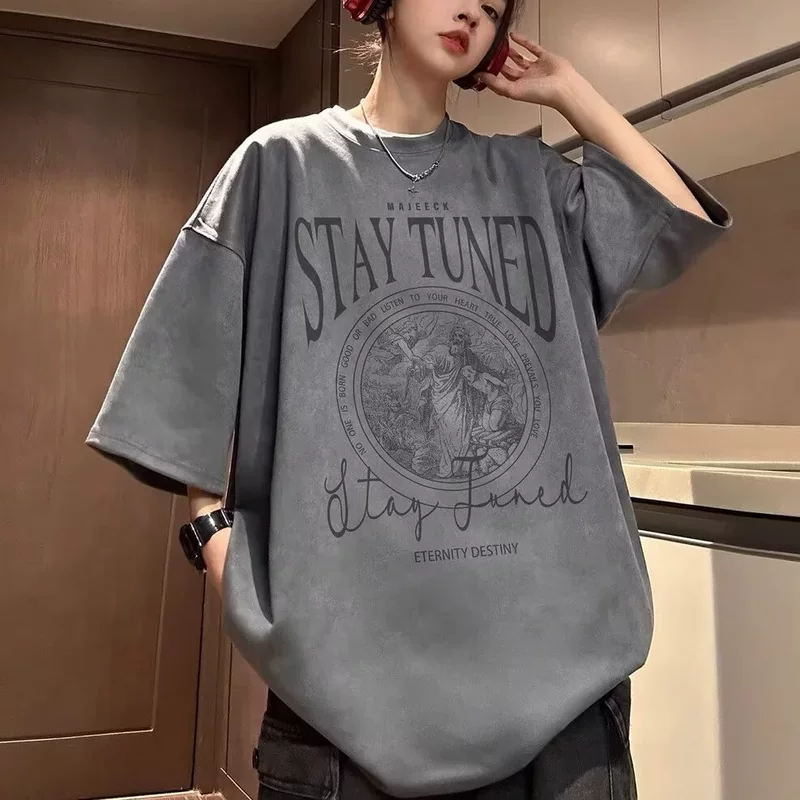 メンズスエード半袖Tシャツ、ルーズレタープリント、カジュアルラウンドネック、2024トレンド