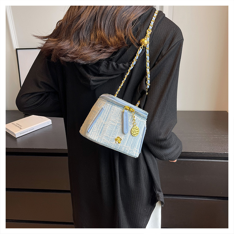 Women's Small Denim Solid Color Streetwear Zipper Crossbody Bag display picture 10