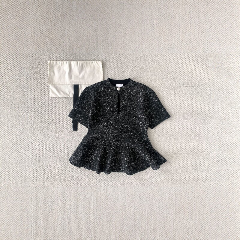 2026 new black sequined short-sleeved shirt for women, featuring a fitted waist, ruffled hem, and a chic, elegant style 2026 new black sequined short-sleeved shirt for women, featuring a fitted waist, ruffled hem, and a chic, elegant style