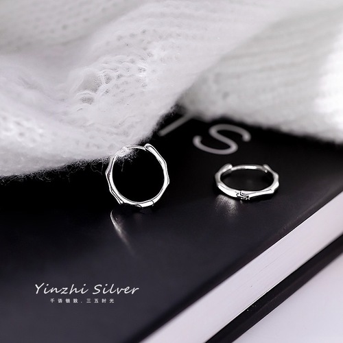 Earrings for Women: Simple Hoop Earrings -  New Style Ear Cuffs with a Refined and Elegant Atmosphere - Women's Earrings for Piercing - Chic and Sophisticated Ear Studs for Women
