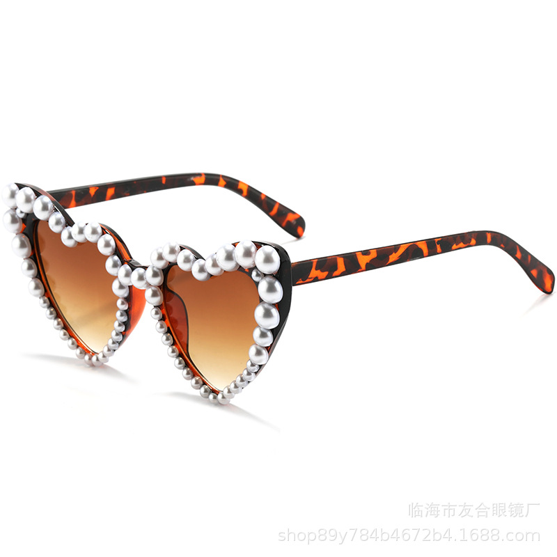 표범 무늬 프레임과 차 조각