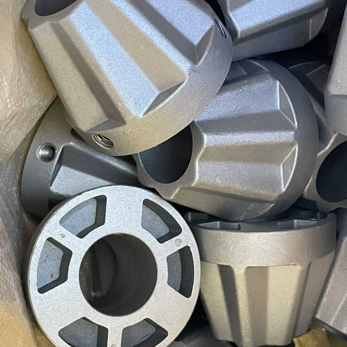 Машина для производства пленочных пакетов с железным валом, легким роликом, устройством для перемотки и резки бумажных трубок, алюминиевым заглушкой, кованым железным верхним конусом, верхней крышкой, заглушкой.