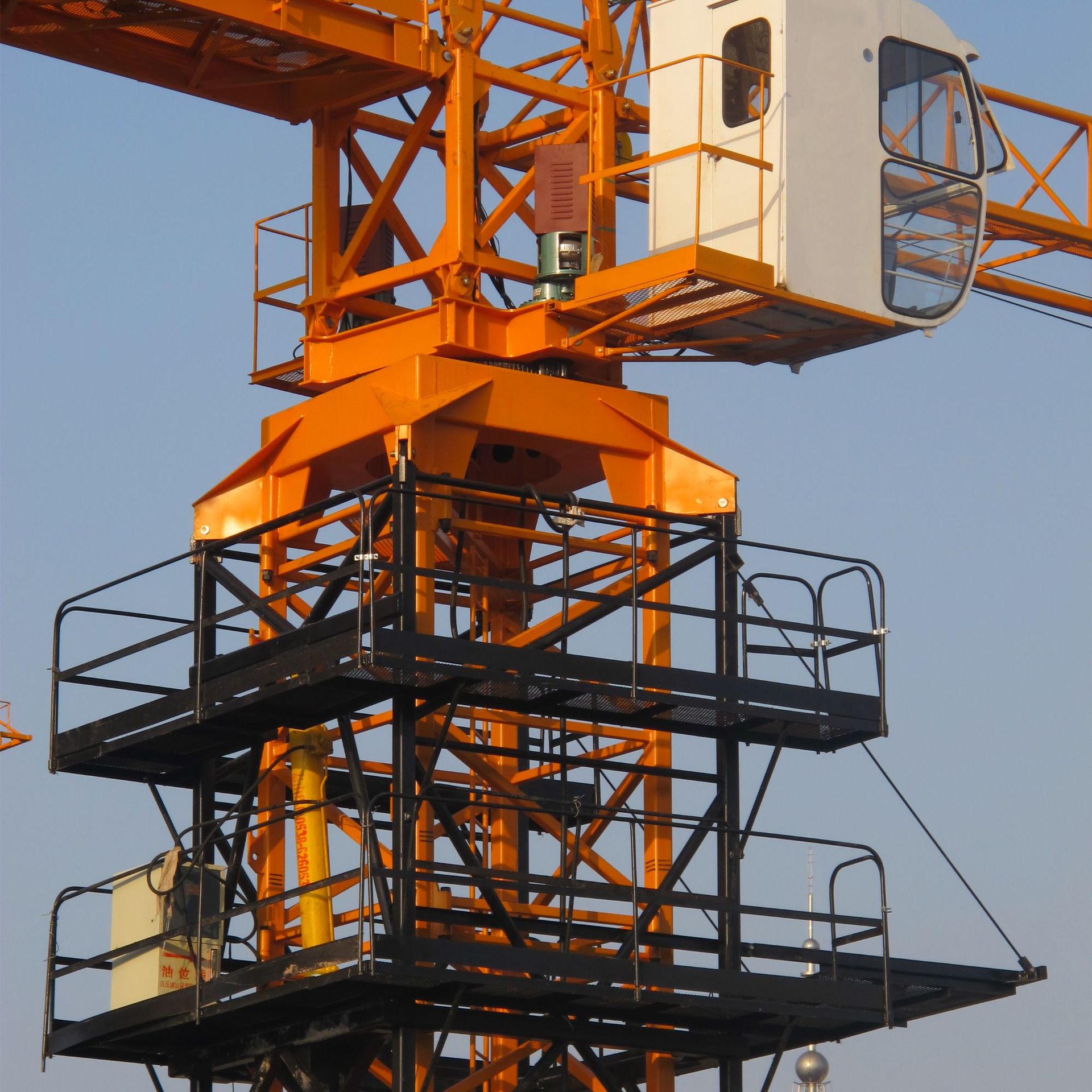 内爬塔机 Inside climing tower crane 内爬式塔式起重机 8吨塔吊