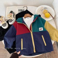 男の子の春と秋のジャケット 2025 新しい子供のファッショナブルなスタイルのフード付き春服男の子ベビースプライシングトップトレンディ