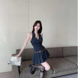 纯欲挂脖V领无袖条纹连衣裙2025新款女夏季露背收腰西装a字百褶裙