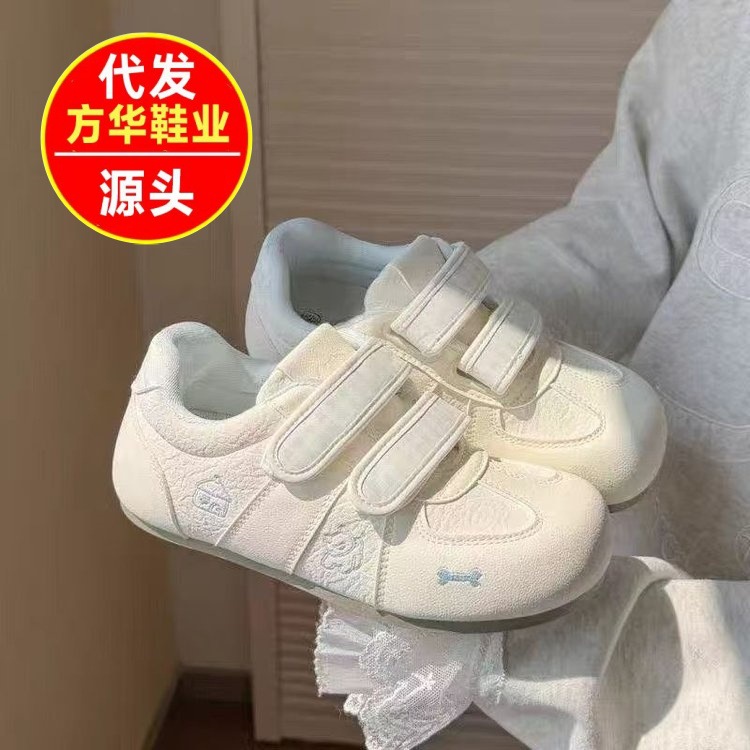 Zapatos blancos de cabeza redonda feos para mujeres verano de 2026 nuevos zapatos mágicos estudiantes zapatos de entrenamiento de estilo de escuela zapatos deportivos de mujer