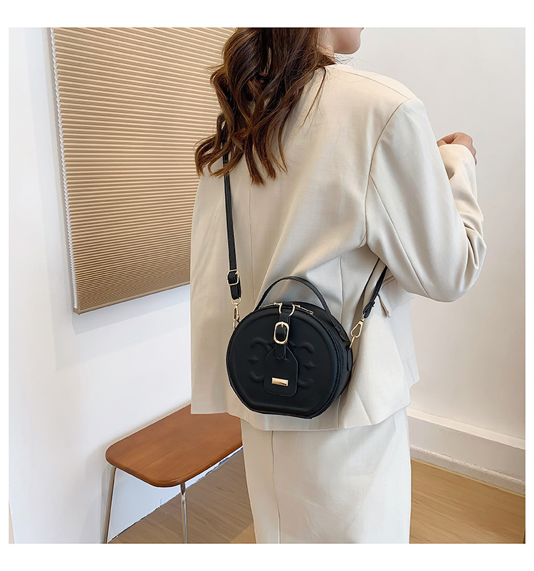 Women's Pu Leather Solid Color Streetwear Round Zipper Shoulder Bag Circle Bag Crossbody Bag display picture 2