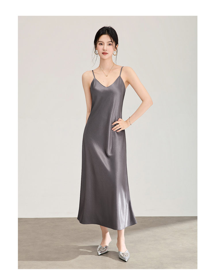 Đầm maxi nữ satin dáng suông, cổ yếm dây mảnh, thiết kế xéo cạnh — màu đen chi tiết 16