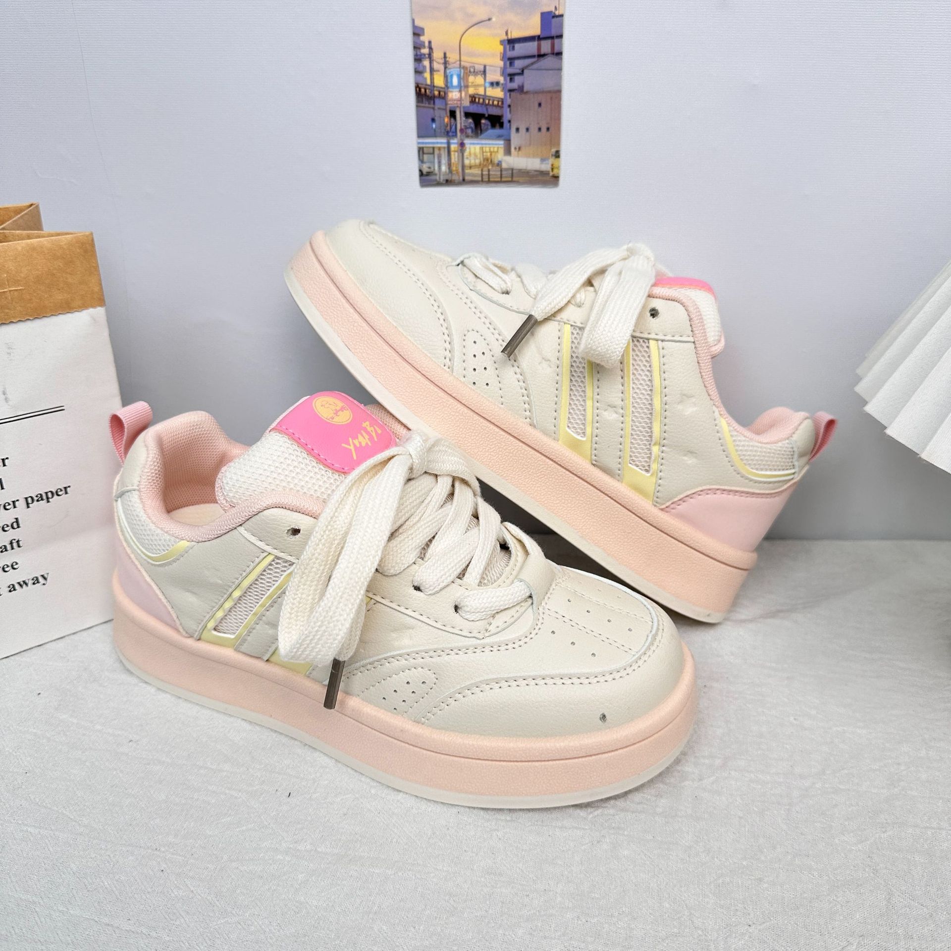 Yuanbo versión coreana de zapatos de pan de color caramelo para mujer 2025 primavera nuevas zapatillas deportivas retro zapatos blancos de moda para el cabello
