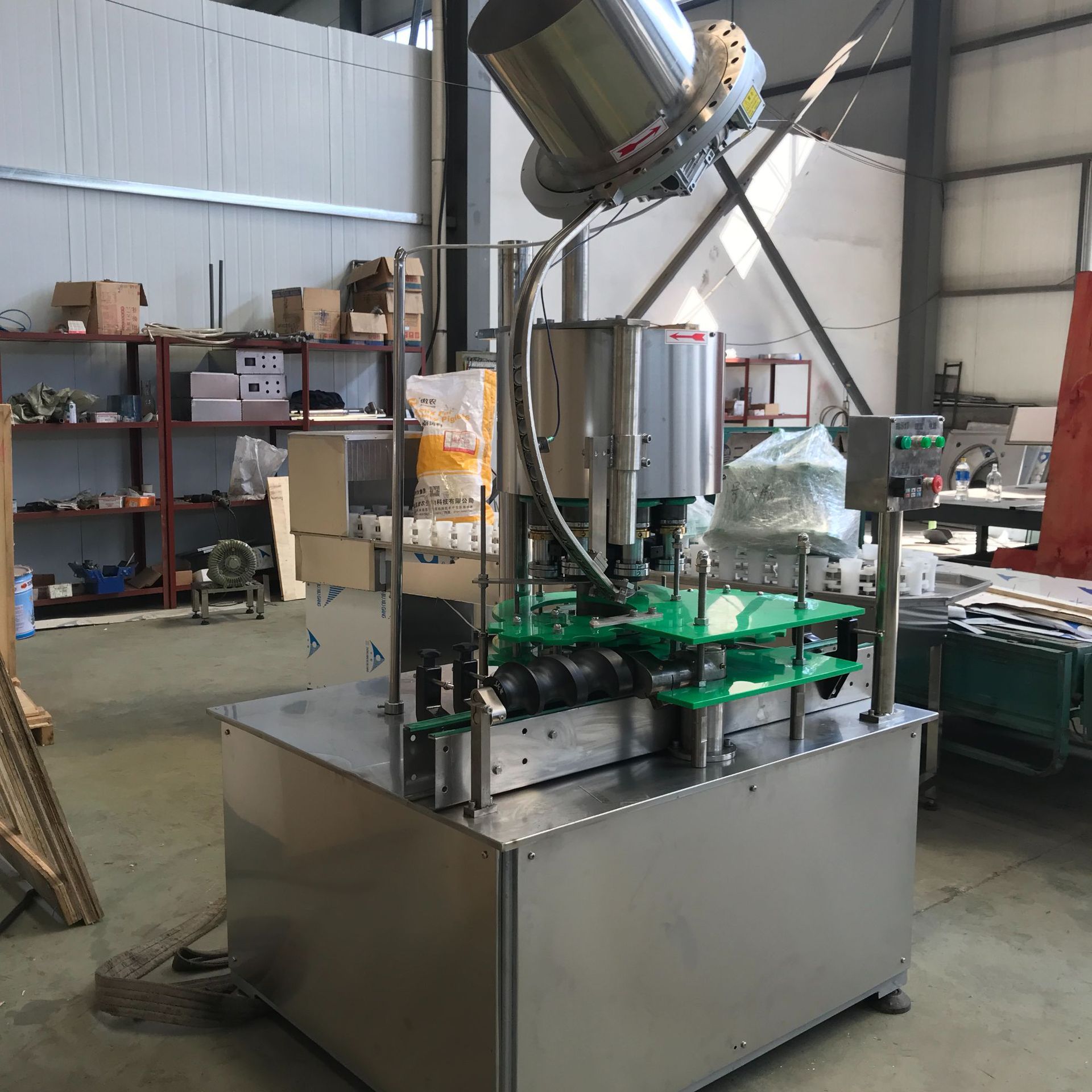 厂家供应全自动菊花盖压盖机 菊花皇冠盖果汁压盖机 啤酒盖封盖机