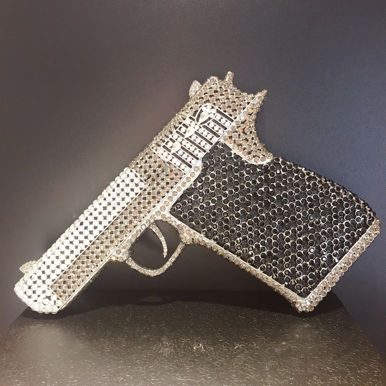 Seleccione estrictamente la nueva bolsa de cena con diamantes transfronterizos, bolsas de mano de diamantes en forma de pistola, bolsas de banquete europeas y estadounidenses, bolsas de diamantes llenas de personalidad