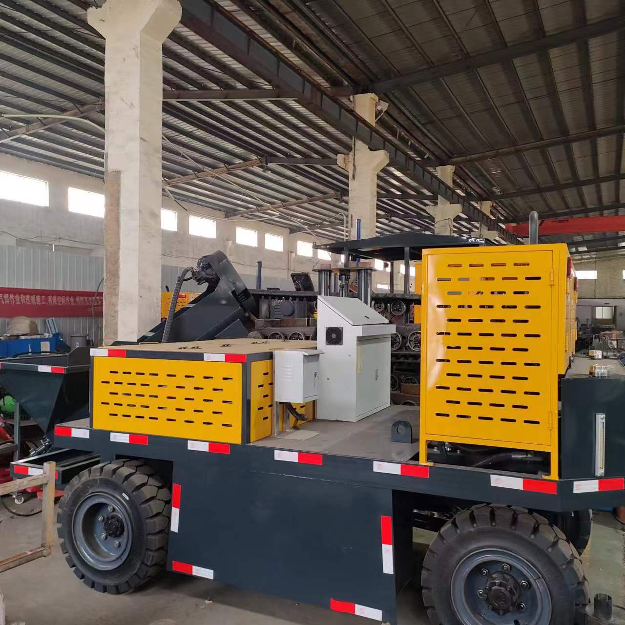 混凝土水渠路沿石一次成型滑模机大型农业灌溉浇筑排水沟渠滑模自