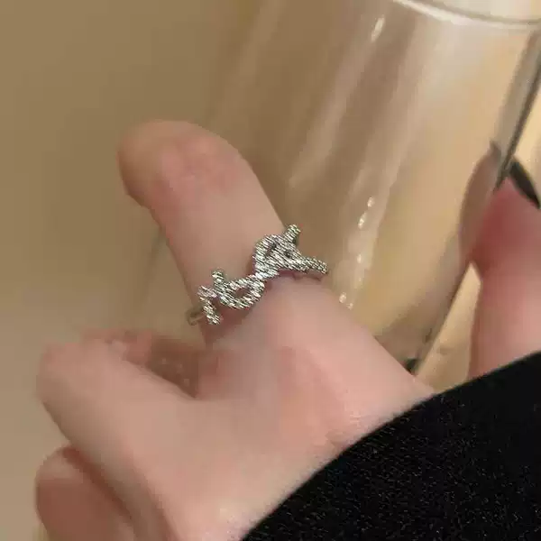 Серебристый