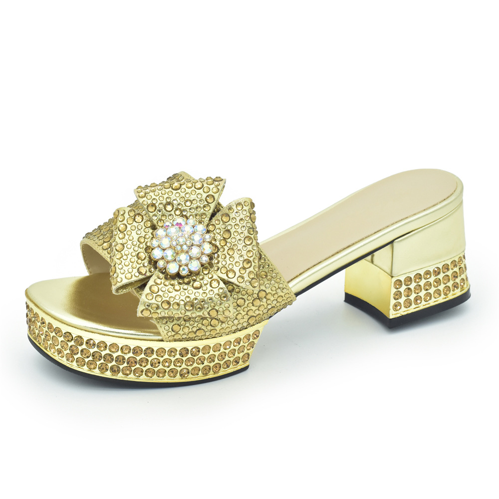Accessorize the evening with applique studded high-heeled sandals and a full cloth small flash diamond dinner bag set with sandals_voghion.com