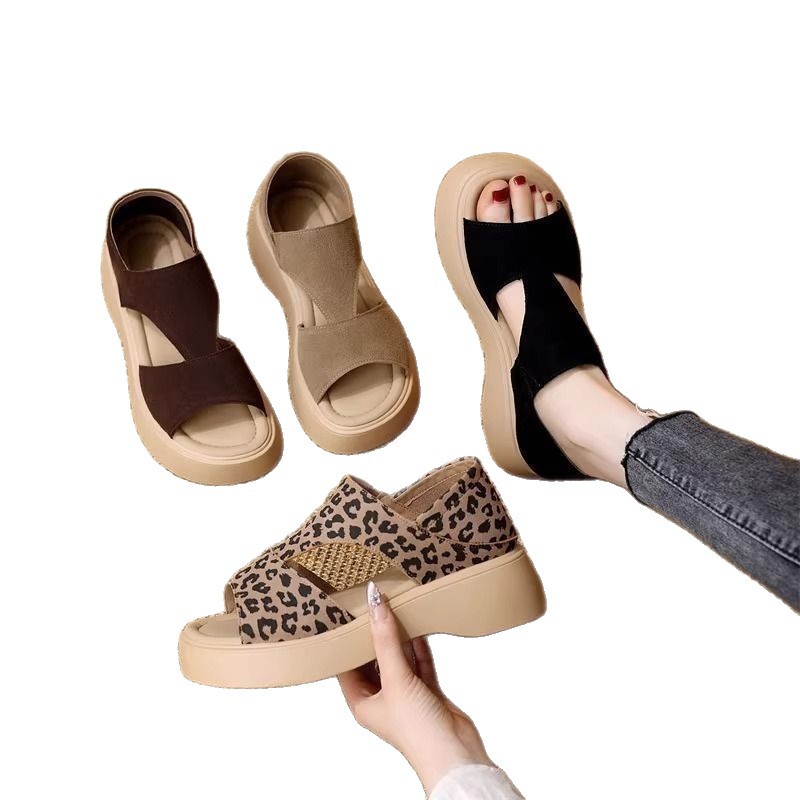 Moda retro bolsas de tacones gruesas sandalias para mujeres 2025, verano para usar un nuevo estilo de alta calidad estampado de leopardo dos zapatos de playa para mujeres