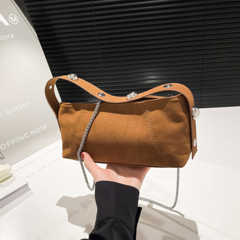 Bolso retro estilo Hong Kong 2025 nuevo bolso de cadena para mujer bolso de hombro con textura esmerilada bolso de mensajero con remaches de moda