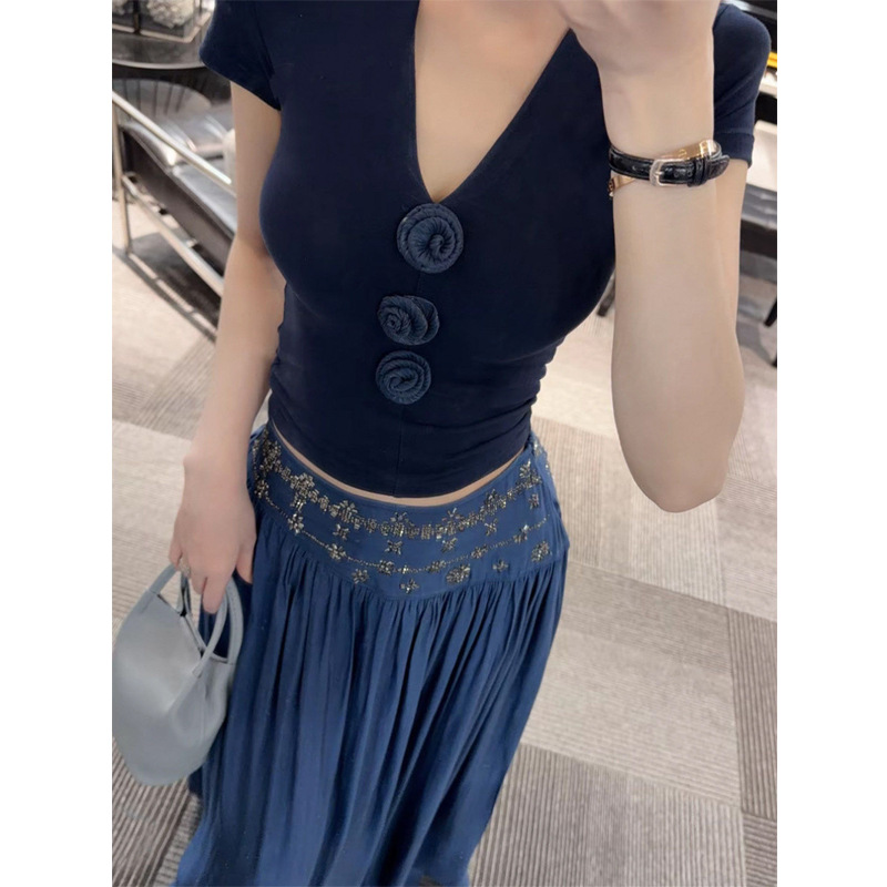 今年流行的女装套装2026新款巨好看立体花朵T恤+烫钻半身裙两件套