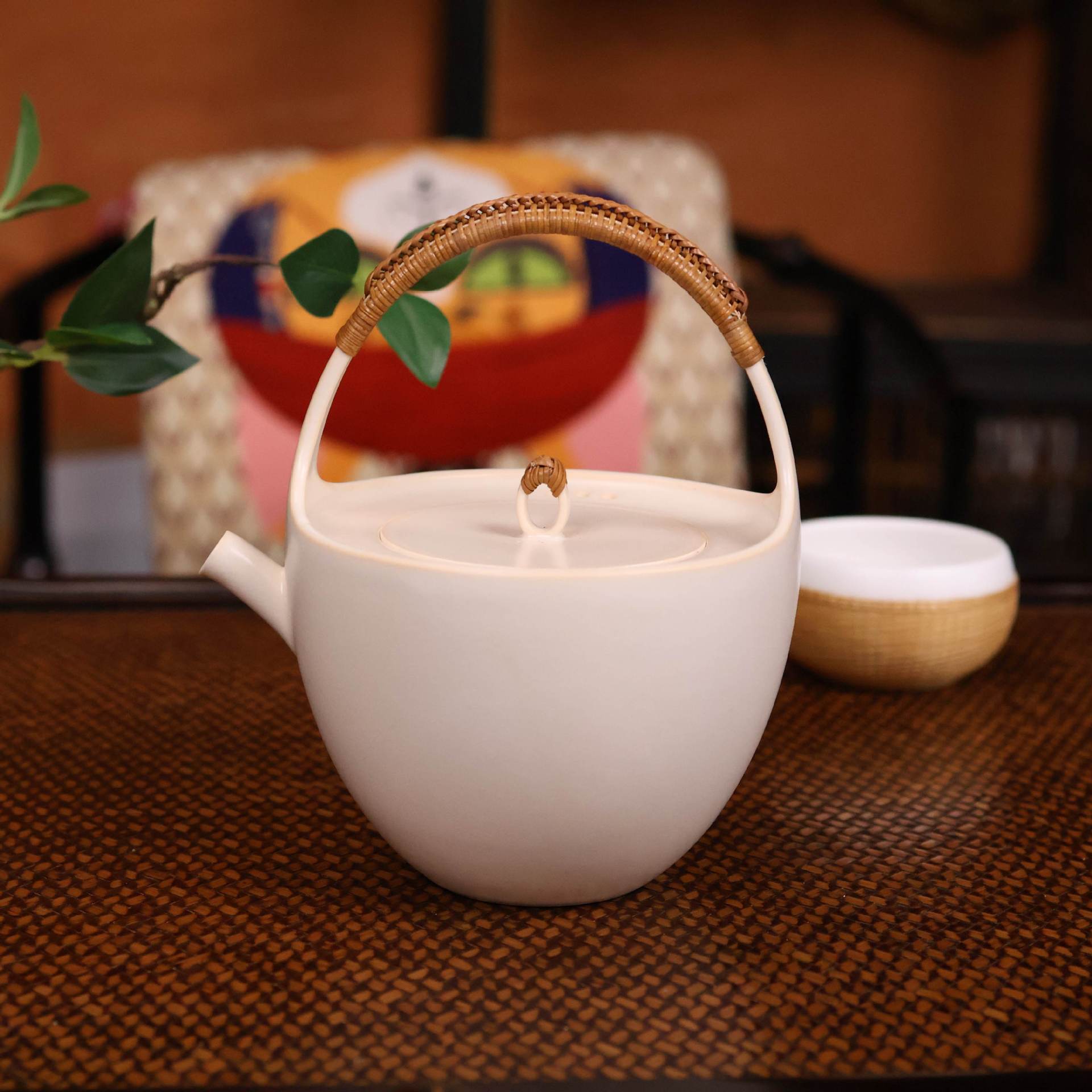 Soda glaze rattan teapot, new Chinese style, handle teapot with gift box, wholesale, factory direct sales.