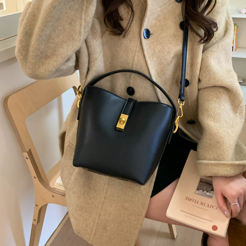 2025 nuevo invierno de alta calidad sensación de gran capacidad bolso de mano de moda de hombro de mujer bolso de cubo de viaje