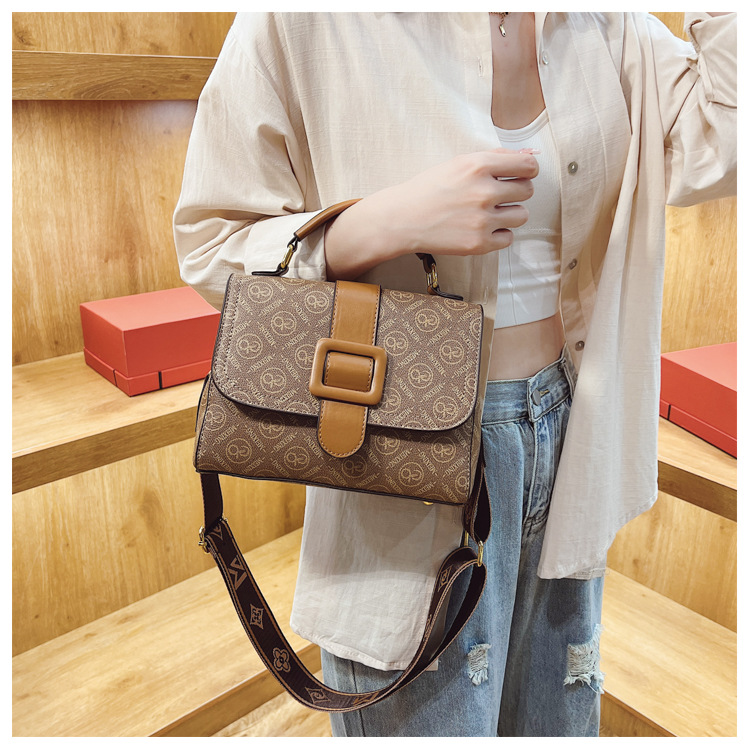 French niche design women's 2023 new fashion printed portable small square broadband one shoulder crossbody bag_voghion.com