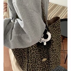 新商品の大衆デザインのヒョウ柄のキャンバスバッグの女性の大容量の両面のリュックサックは簡単でカジュアルな通勤バッグです。