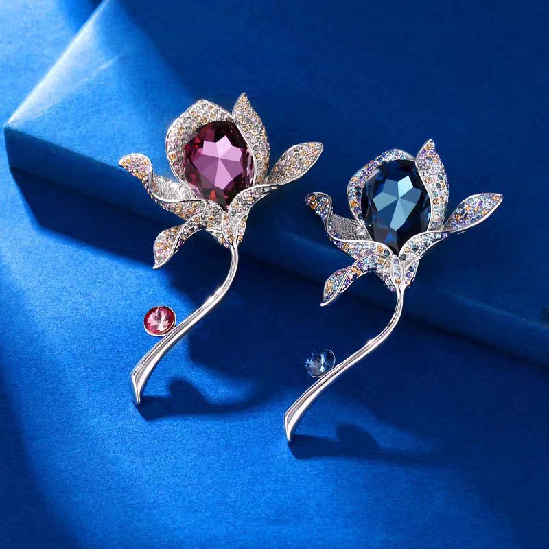 Spilla elegante con fiore di magnolia e cristalli accessorio lusso_voghion.com