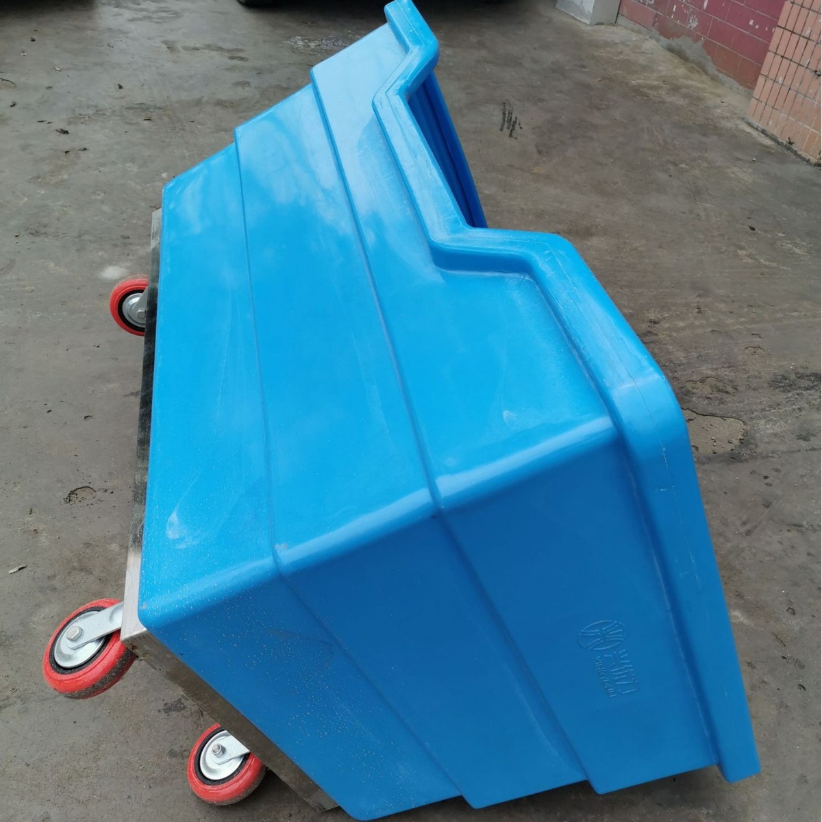 现货供应：结实耐撞击pe水箱落布车/长沙服装漂染厂用四轮布草车