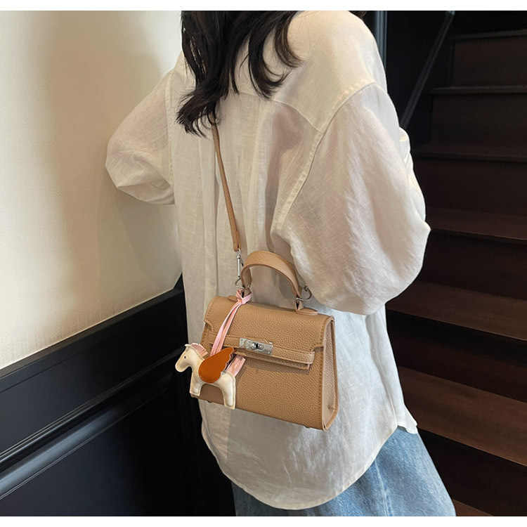 The Korean version of the hand-held small square bag for women in 2025, a new single-shoulder bag with a niche design, simple and versatile, trendy crossbody Kelly bag undefined