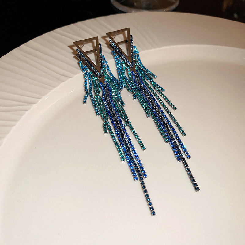 Agujas de plata transfronterizas flores de zircón aretes de bordillo estilo de moda pernos de auriculares lujosos de alto nivel de diseño de auriculares nicho
