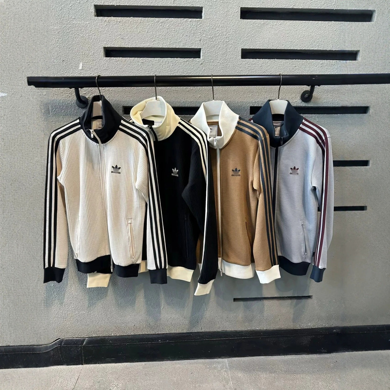 Correct version of the clover-patterned waffle-knit stand-up collar jacket, a retro three-stripe design for men and women, a couple's knit sports jacket