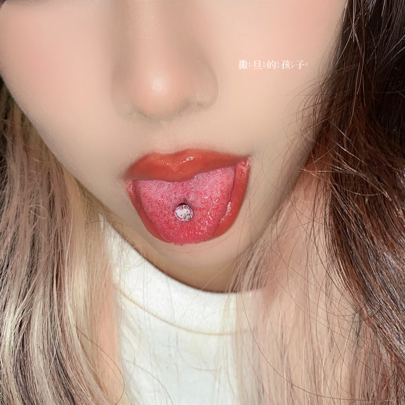 Silver pointed spike labret stud material detail