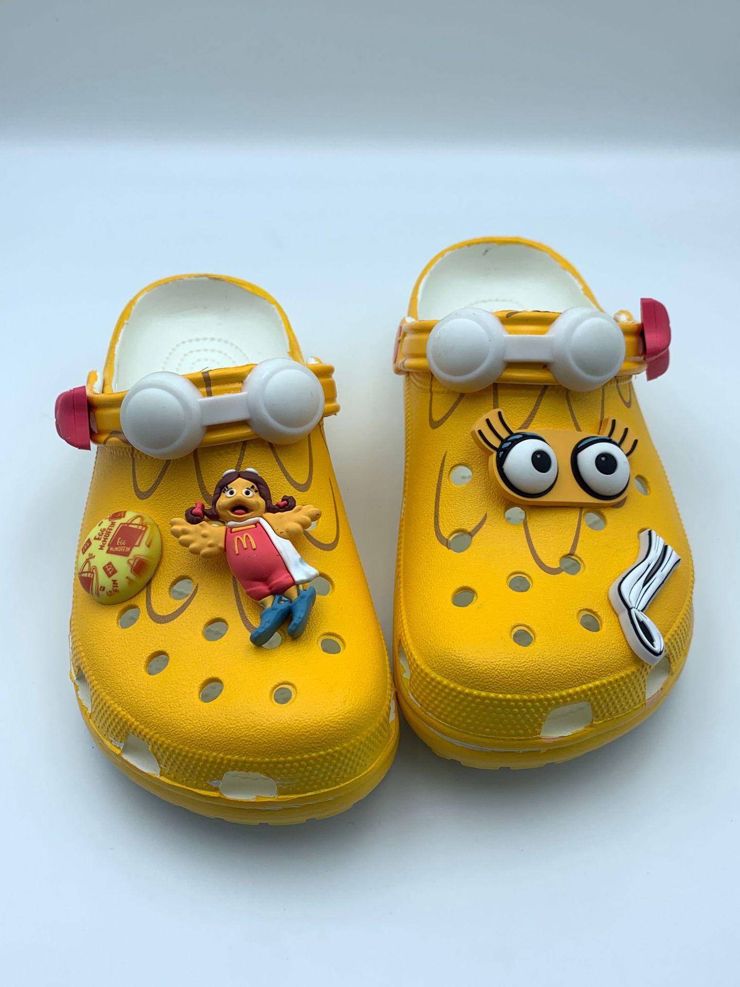 Nuevos zapatos de agujero de veneno, aliados de Marvel, sandalias al aire libre, zapatos de playa cómodos al aire libre, zapatillas casuales de bolsas al por mayor.