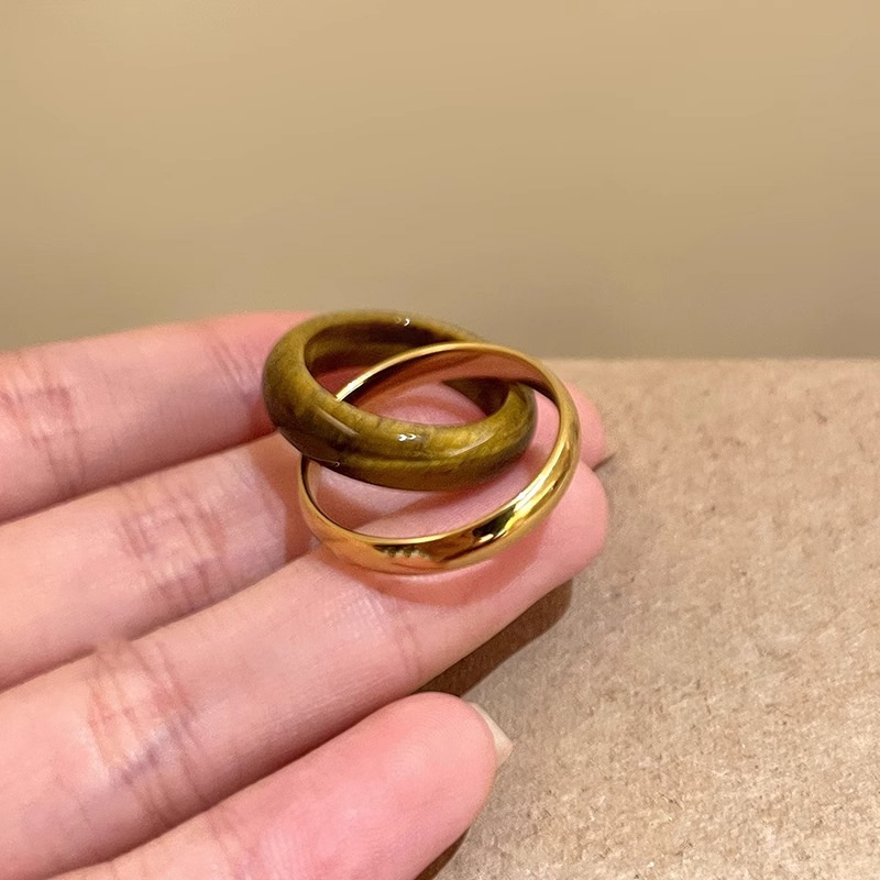 Anello a fascia larga e scultoreo dal design audace con texture intrecciata, moderno, unisex e di ispirazione europea. Ipoallergenico, resistente all'ossidazione, ai graffi e indeformabile._voghion.com