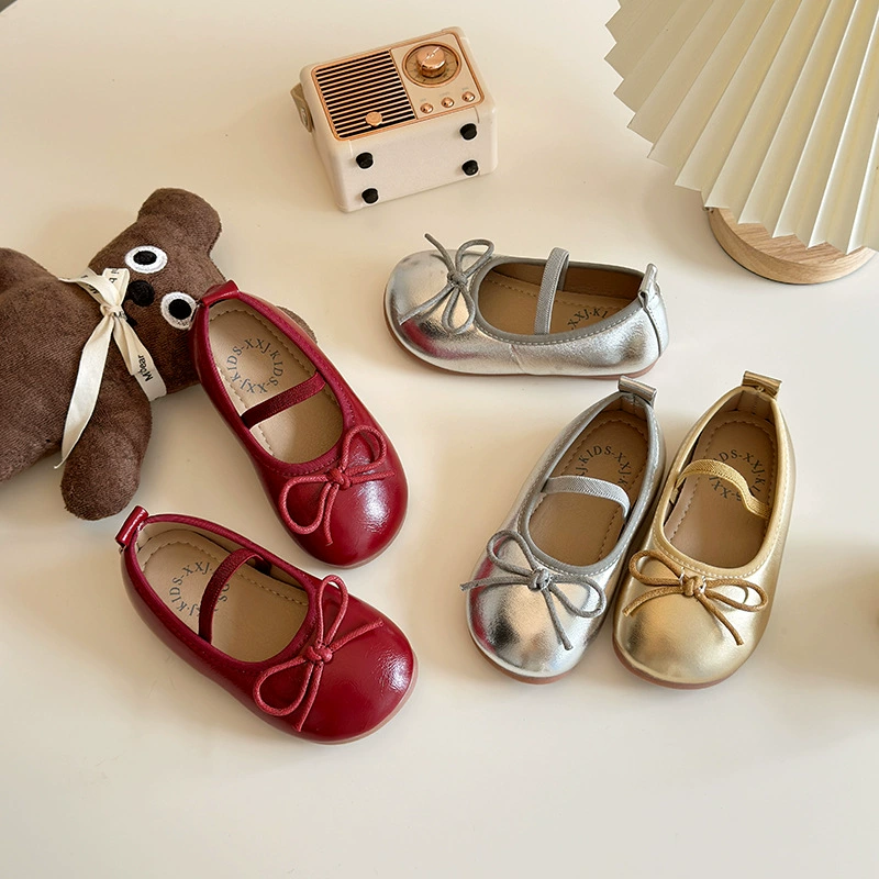 Маленькие кожаные туфли для детей весна и осень 2025 новая корейская версия девочек на мягкой подошве принцессы обувь бант нескользящая модная одиночная обувь