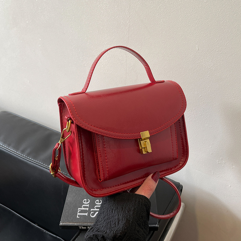 Este año, la popularidad de la bolsa de correo retro para mujeres 2025 nuevo cuero blando hombro simple bolso de mano universal