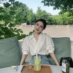 女性用白Vネック半袖シャツ、薄手の夏用プロフェッショナルシスターのシャツ、小柄なフレンチスタイルのシャツトップ