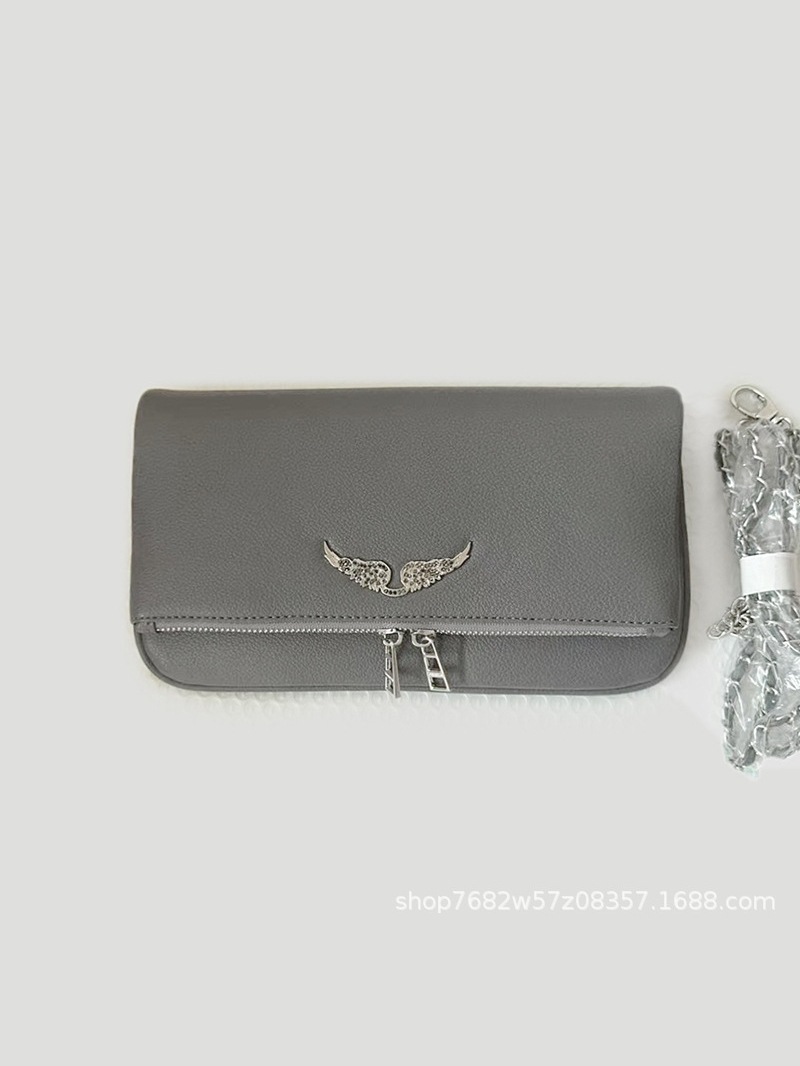 Bolso de hombro con diseño de alas e impresión de letras, cadena incluida