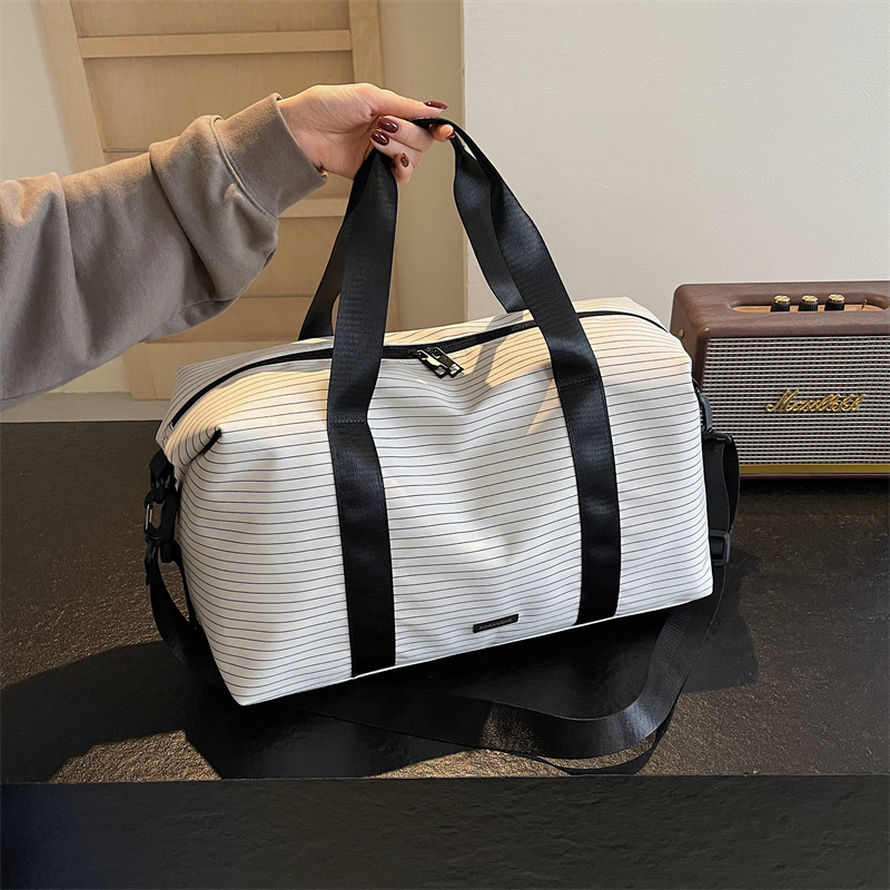 2025 nuevo paquete de viaje portátil a rayas de gran capacidad bolsas deportivas de ocio bolsas de acondicionamiento de la piel ligeras bolsas inclinadas para mujeres