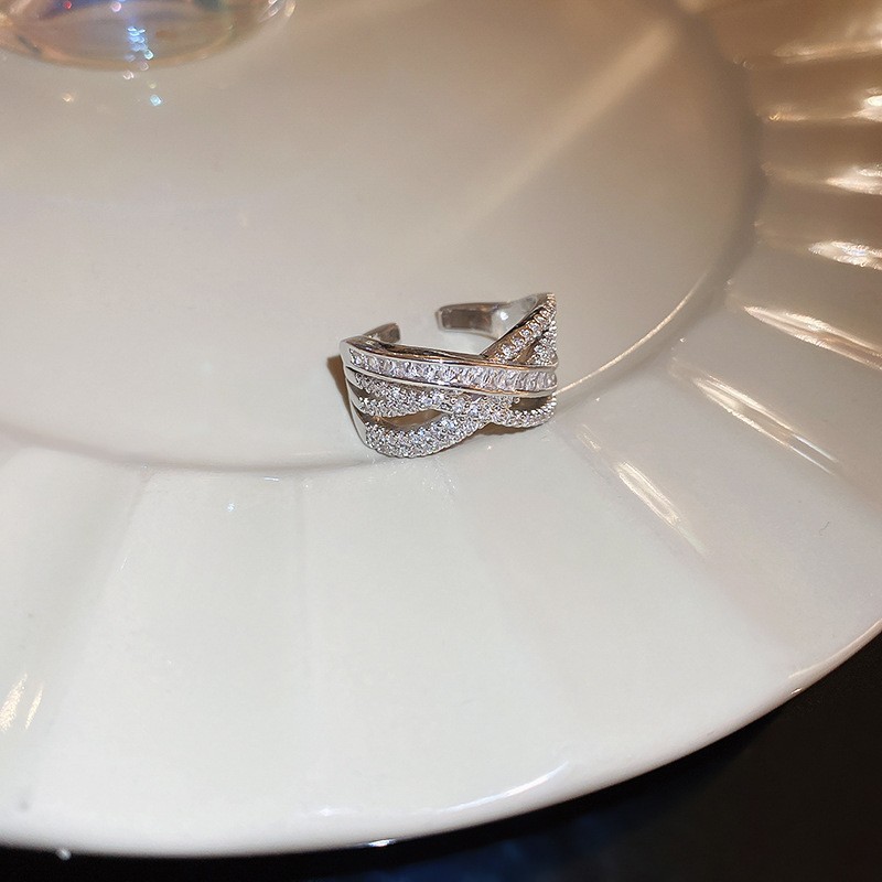 レトロな円形の緑松石の開口指輪の宮廷風の大衆の設計のファッション的な指輪の軽い贅沢な高級感の食指の指輪